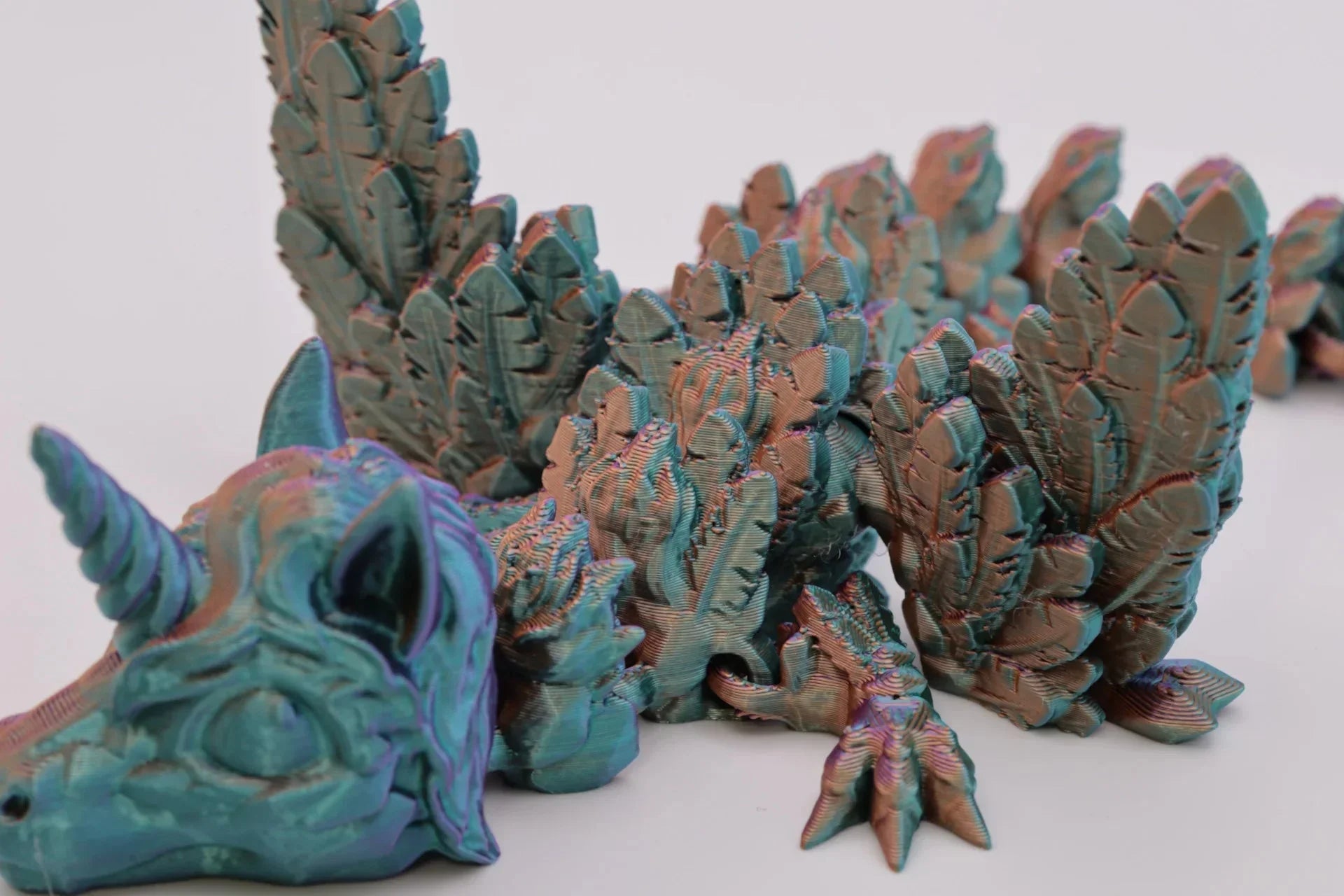 Flexibler Einhorndrache – Handgefertigtes Fidget Toy mit schimmerndem Farbwechsel-Effekt für Deko & Sammlung - TobiCrafts3D