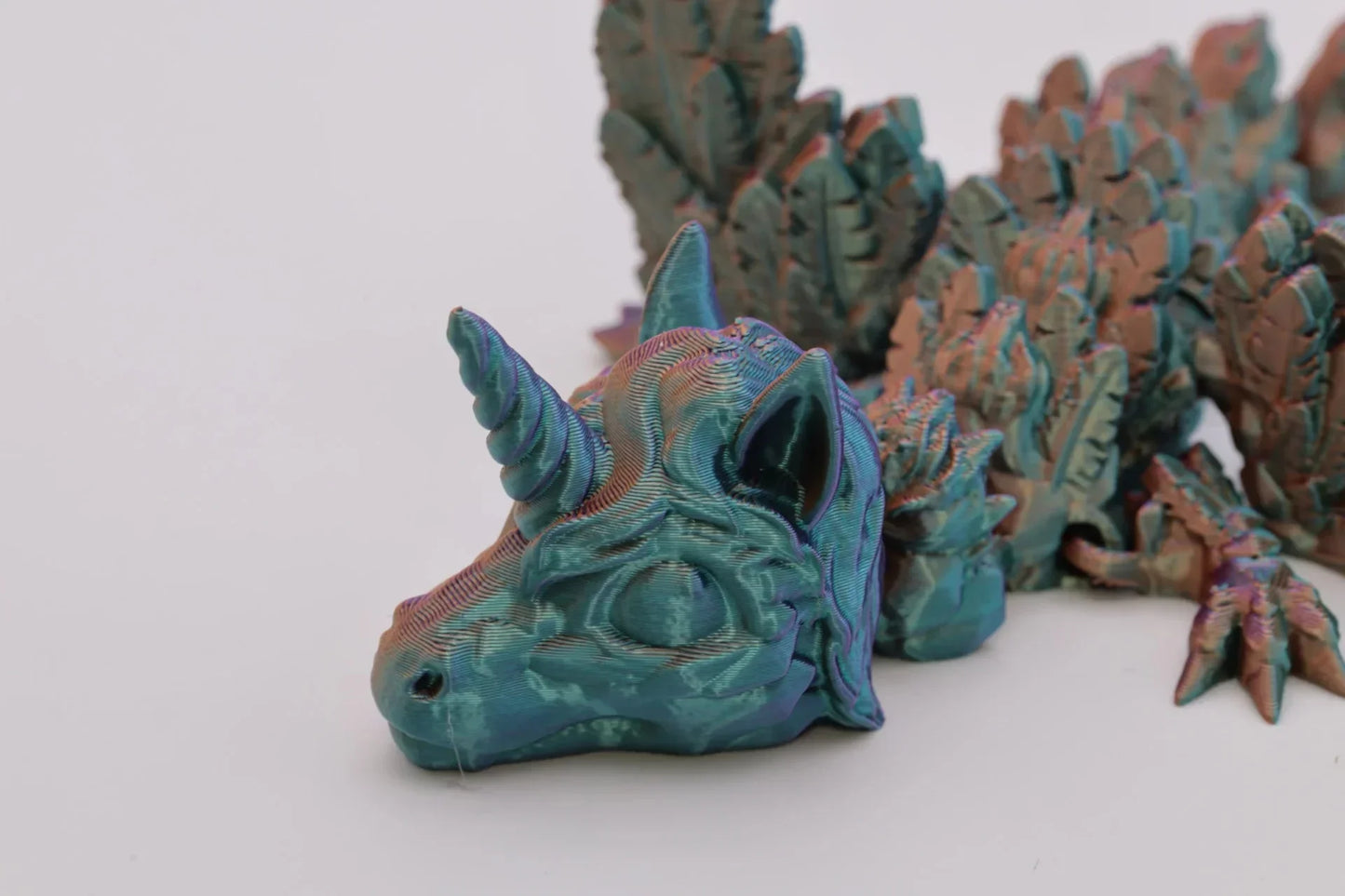 Flexibler Einhorndrache – Handgefertigtes Fidget Toy mit schimmerndem Farbwechsel-Effekt für Deko & Sammlung - TobiCrafts3D